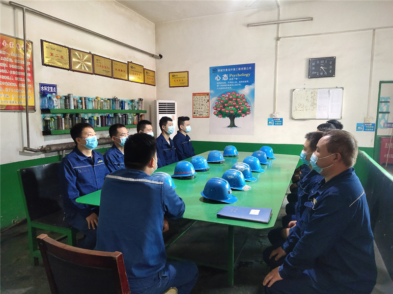 1634546803129951.jpg 泰龙车队的司机们.jpg